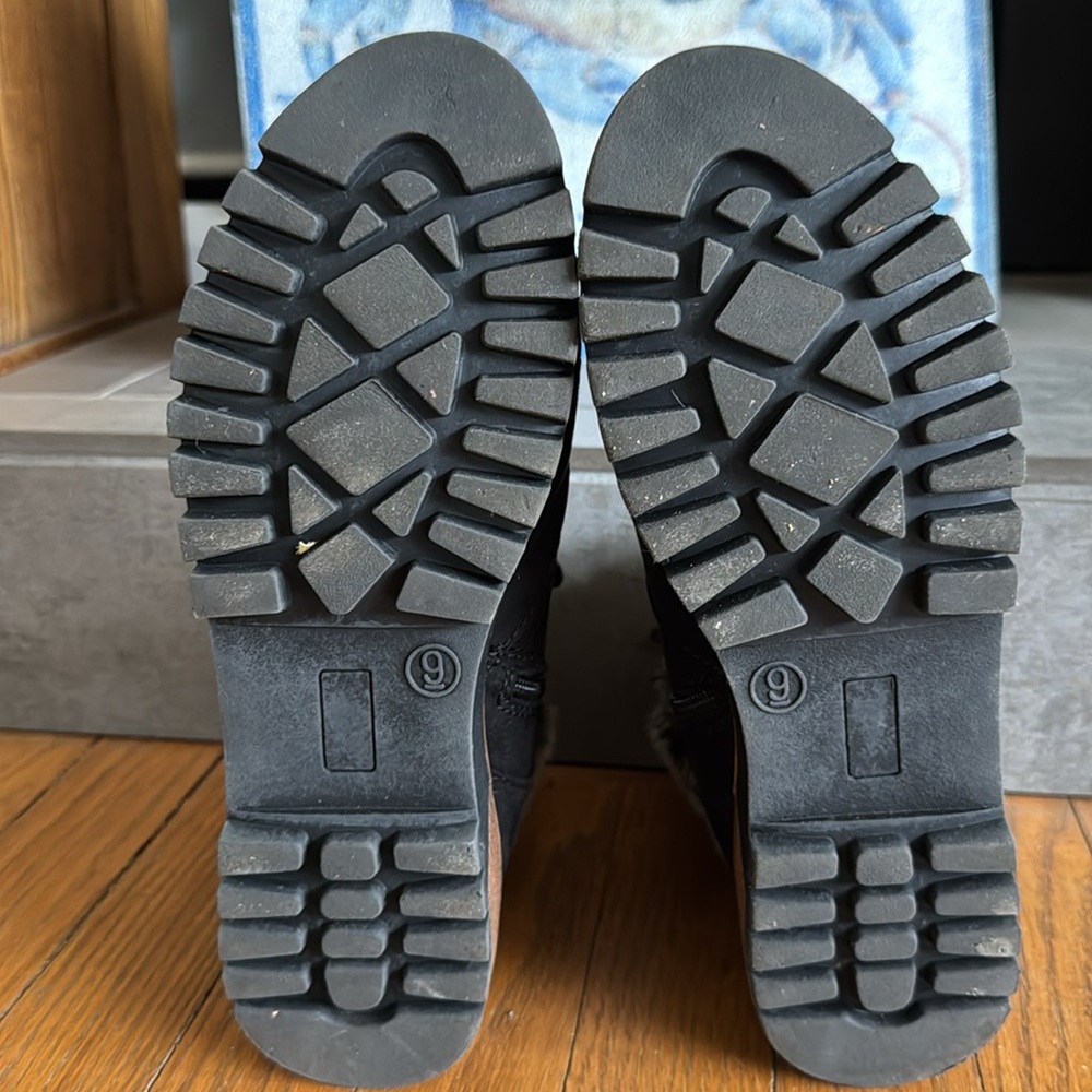 Fur trimmed lace up boots, like new. - Picture 4 of 6
